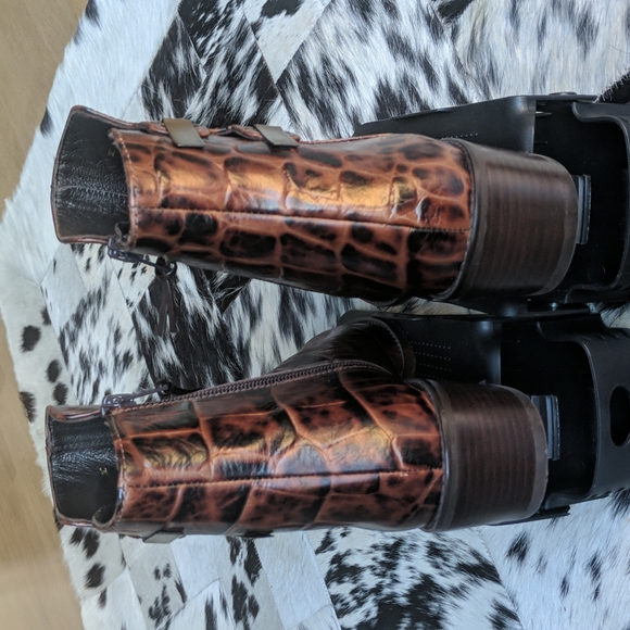 Brand New Stuart Weitzman crocodile embossed leather booties - Picture 6 of 6